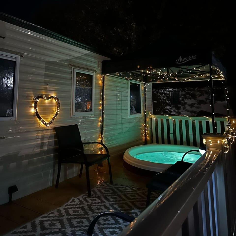 Tattershall Lakes Hot Tub Lodge Breaks Luaran gambar